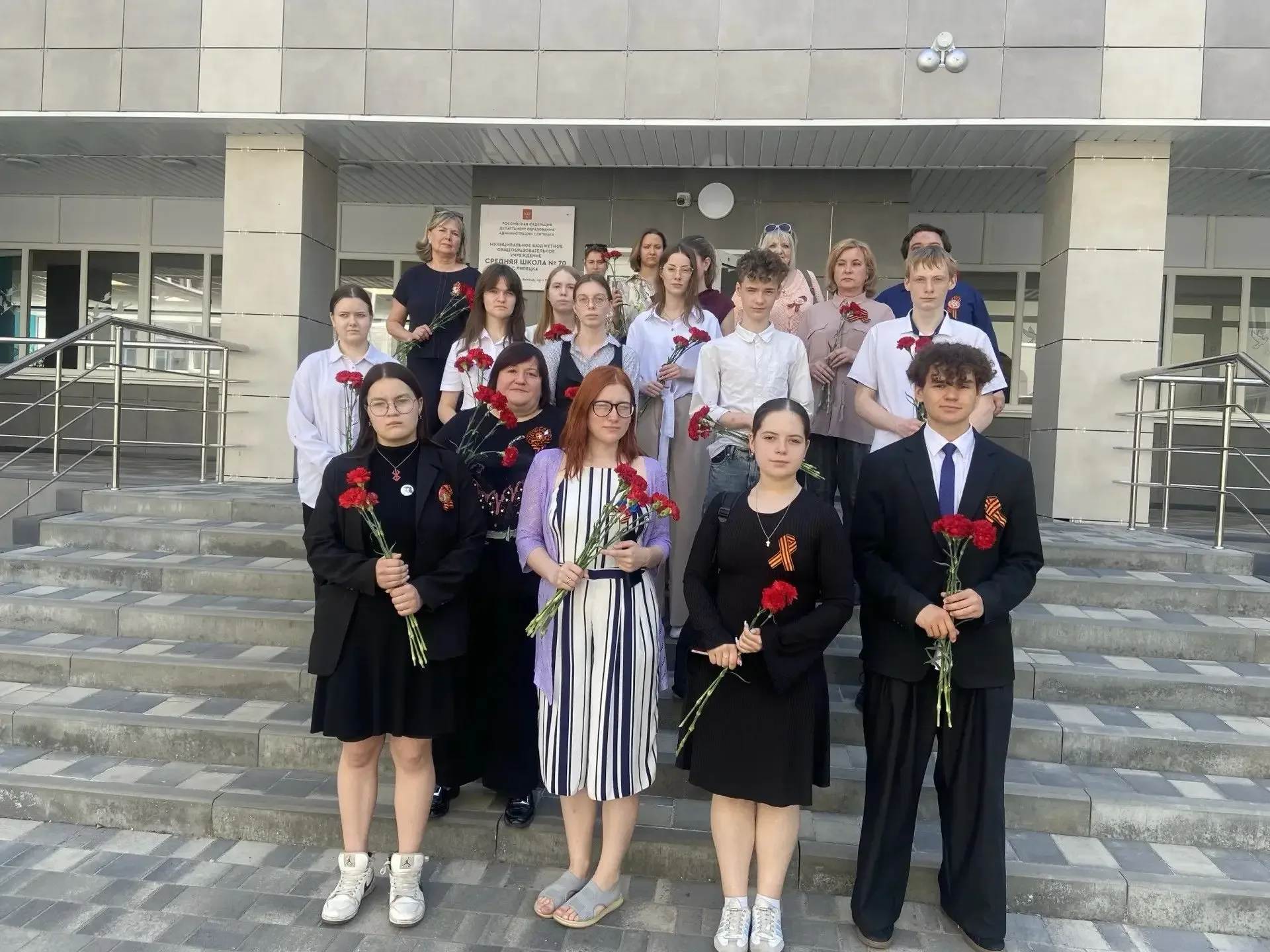 🕯️🌹 Возложение цветов к стеле Михаила Ефимовича Катукова 🌹🕯️В преддверии Дня Победы наши ученики, пе