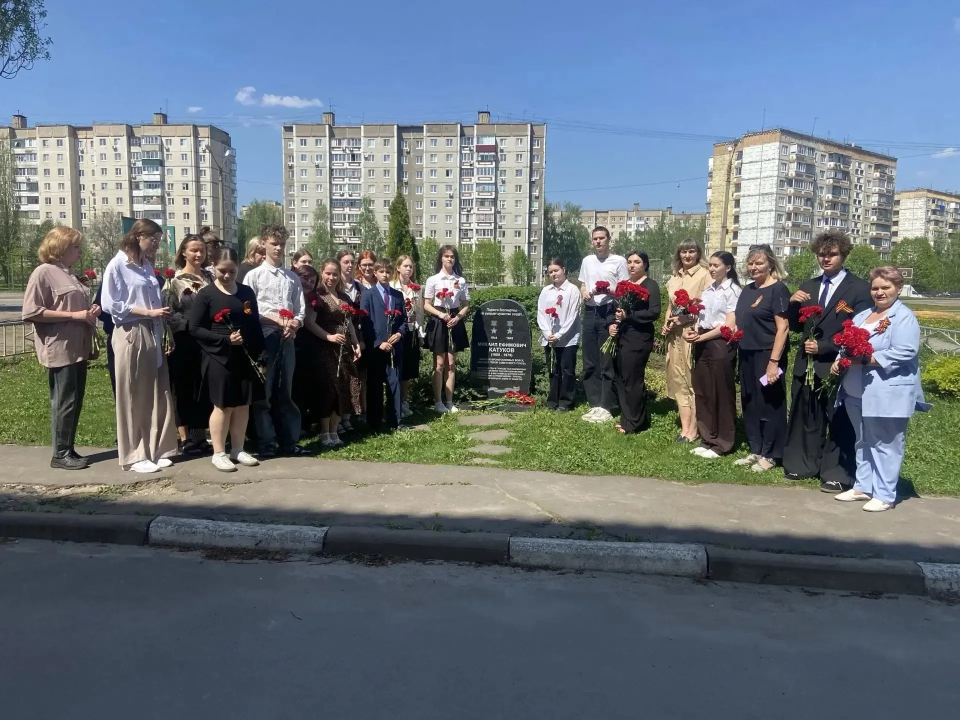🕯️🌹 Возложение цветов к стеле Михаила Ефимовича Катукова 🌹🕯️В преддверии Дня Победы наши ученики, пе