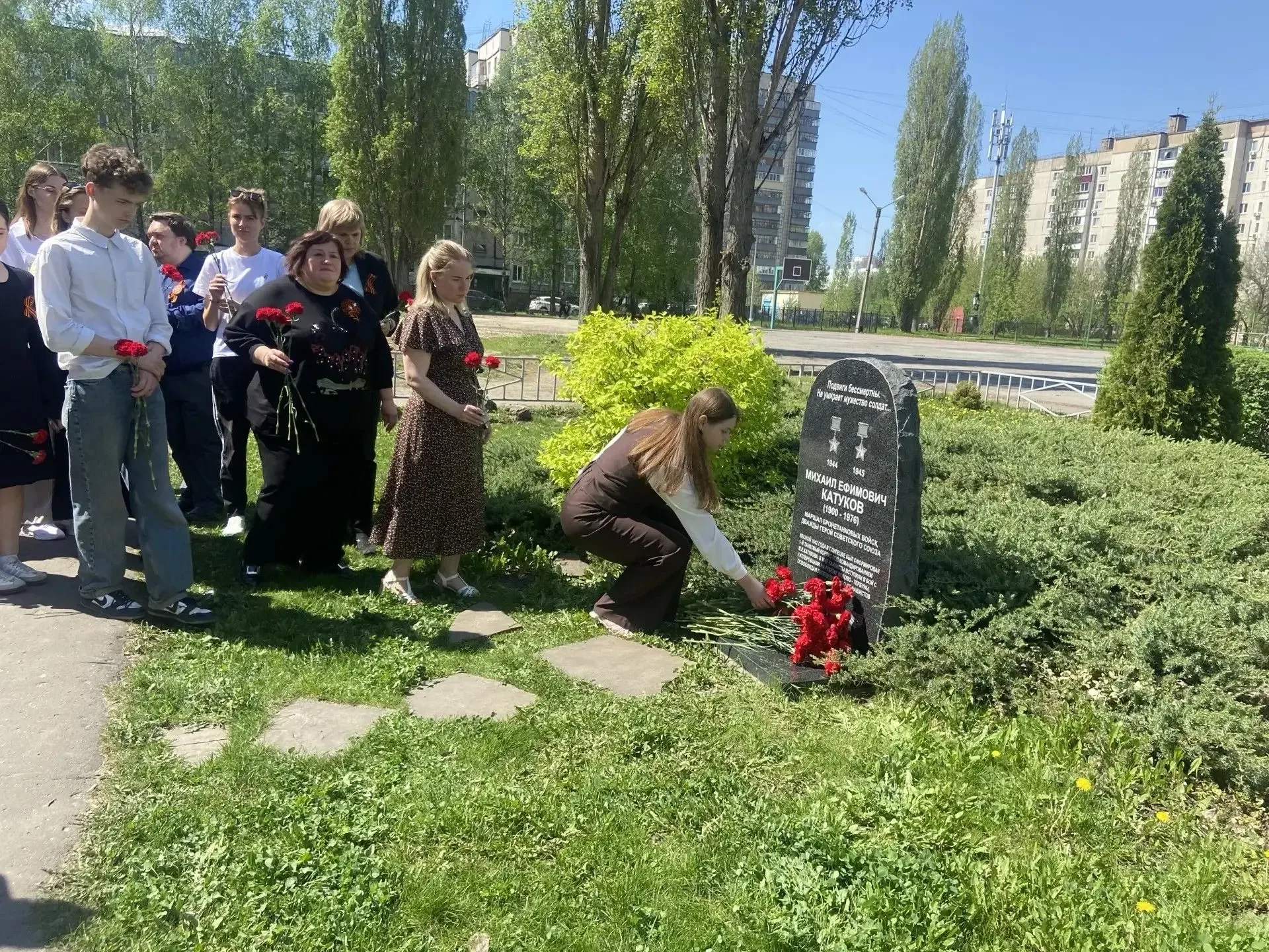 🕯️🌹 Возложение цветов к стеле Михаила Ефимовича Катукова 🌹🕯️В преддверии Дня Победы наши ученики, пе