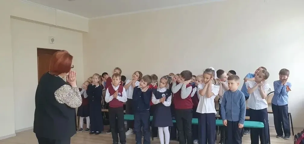 Сегодня наши маленькие ученики из 1‑ых классов побывали в школе искусств — и это стало настоящим пра