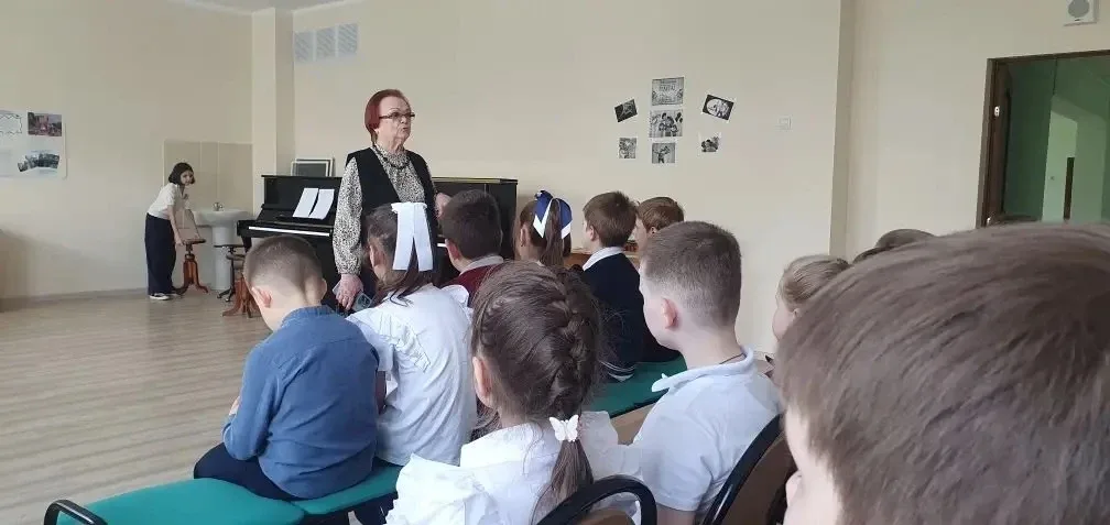 Сегодня наши маленькие ученики из 1‑ых классов побывали в школе искусств — и это стало настоящим пра