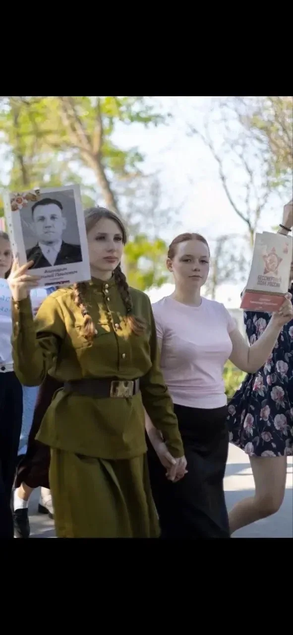 Ученица 8 Б класса Салюкова Ева приняла участие в шествии Бессмертного Полка 9 мая на форуме Южного 