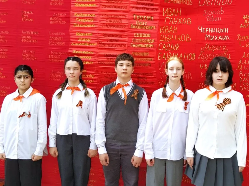 Сегодня, в День Победы, проходит традиционный почетный караул у Знамени Памяти, посвященный 81-й год