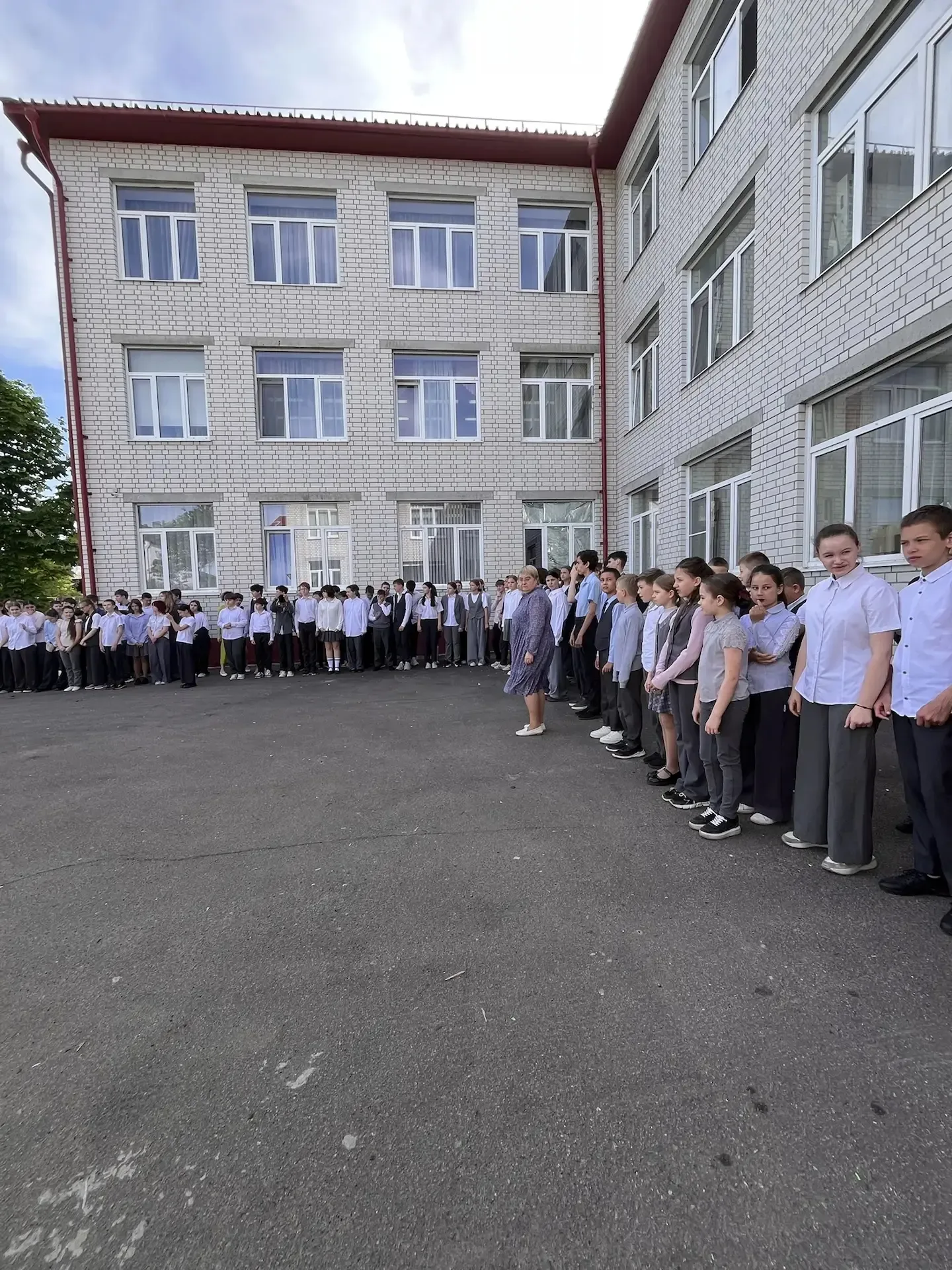 📆 Сегодня, 18 мая, на школьном дворе под открытым небом прошла традиционная линейка, посвящённая под