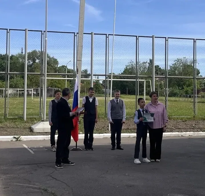 📆 Сегодня, 18 мая, на школьном дворе под открытым небом прошла традиционная линейка, посвящённая под
