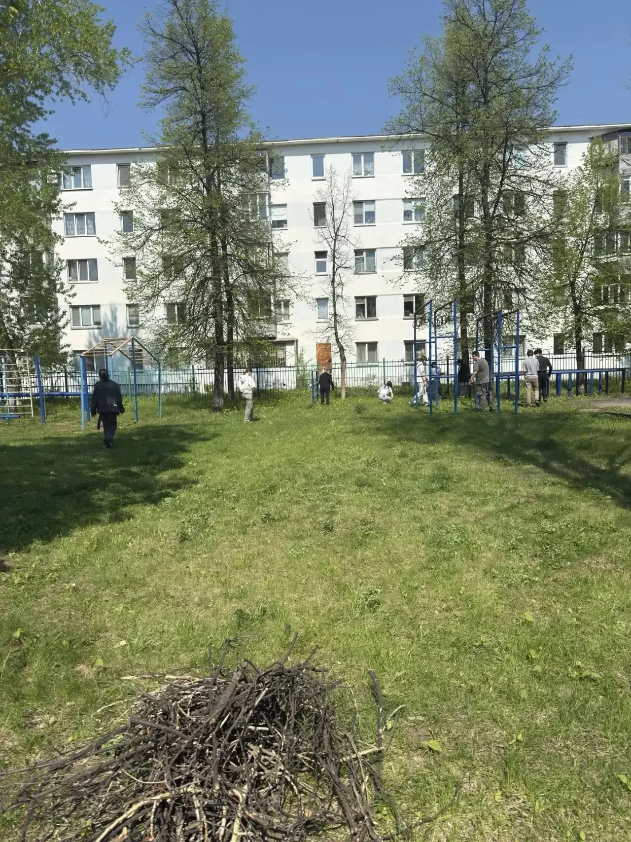 🧹 Чистота начинается с нас!  На этой неделе в школе прошёл субботник. Дружно, весело и с пользой пот