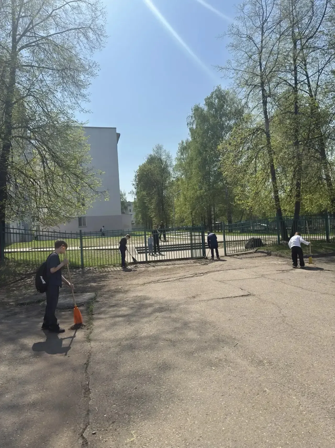 🧹 Чистота начинается с нас!  На этой неделе в школе прошёл субботник. Дружно, весело и с пользой пот