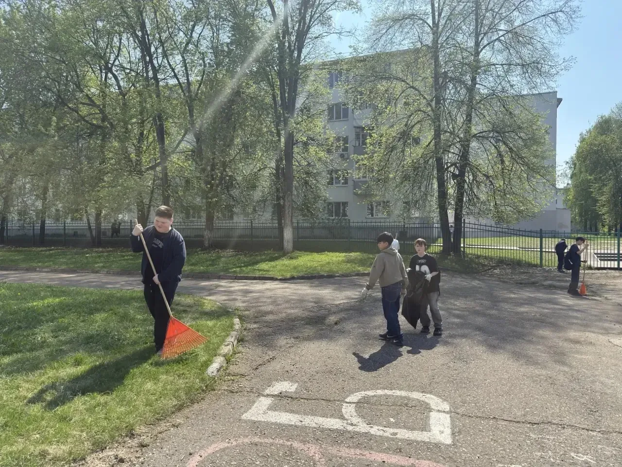 🧹 Чистота начинается с нас!  На этой неделе в школе прошёл субботник. Дружно, весело и с пользой пот