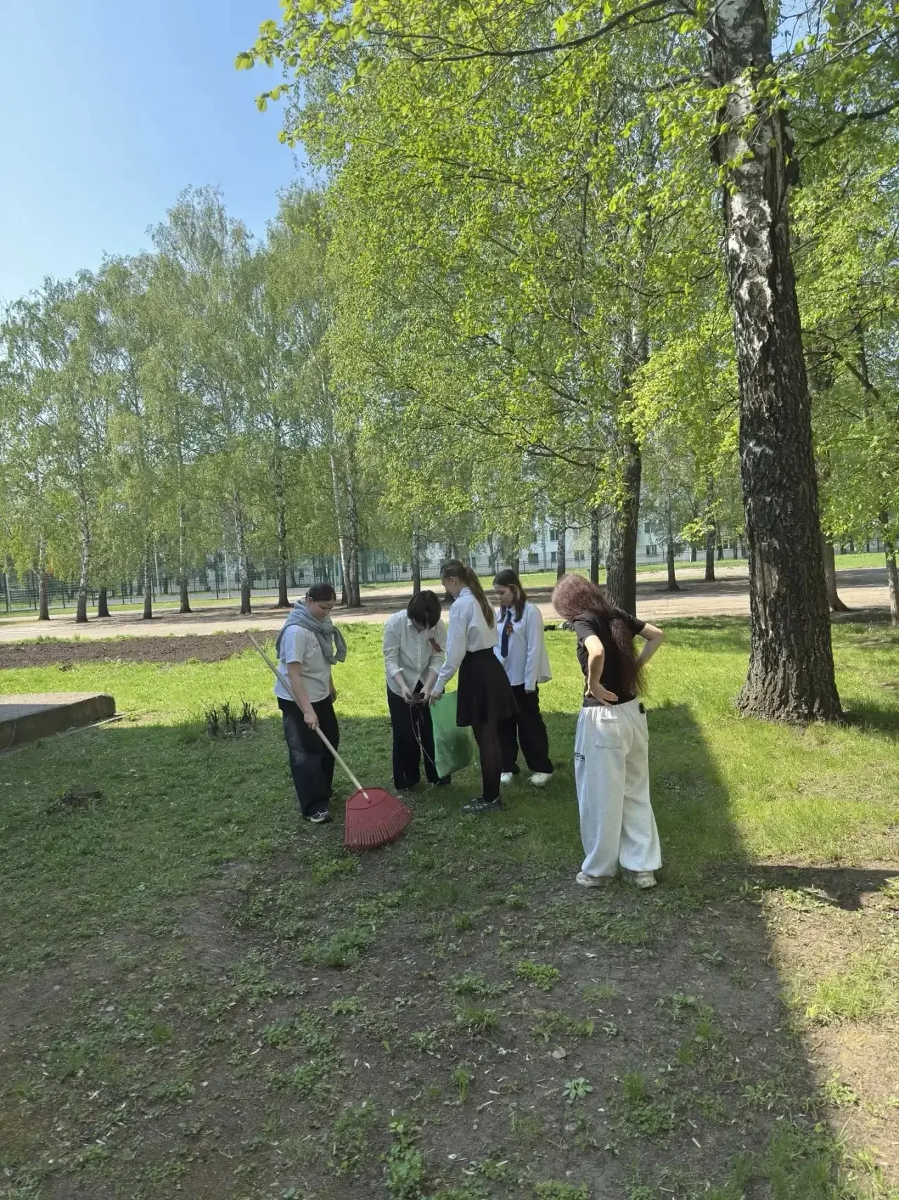🧹 Чистота начинается с нас!  На этой неделе в школе прошёл субботник. Дружно, весело и с пользой пот