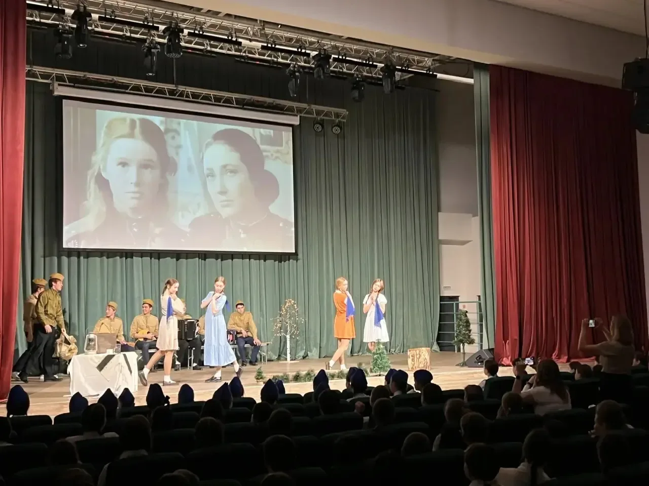 ⭐️9 мая⭐️ Торжественное и трогательное мероприятие ко Дню Победы в «Гимназии 184» Состоялось общешко