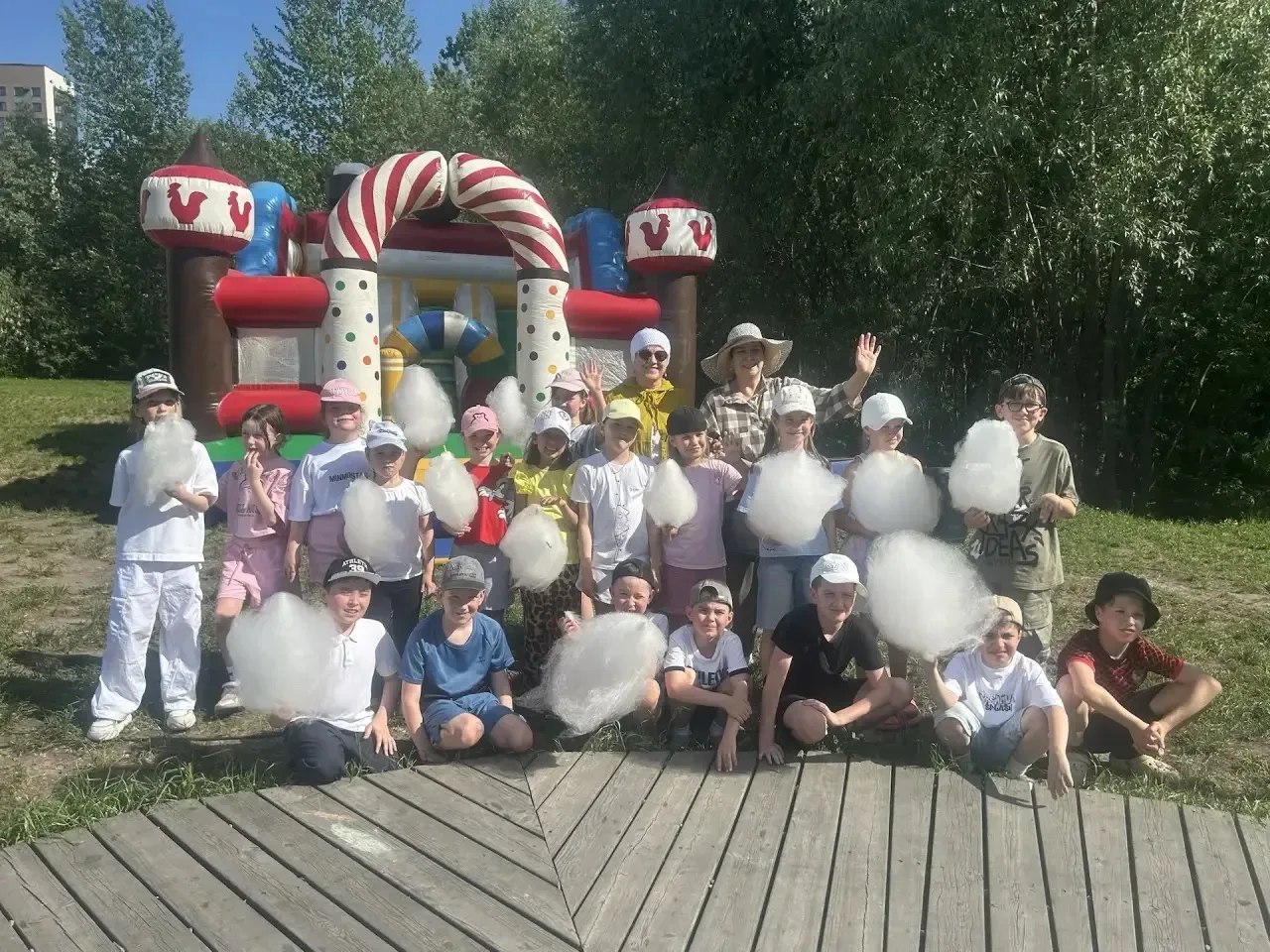 Сегодня ученики 2 А класса нашей гимназии  урок окружающий мир провели под открытом небом, в парке «