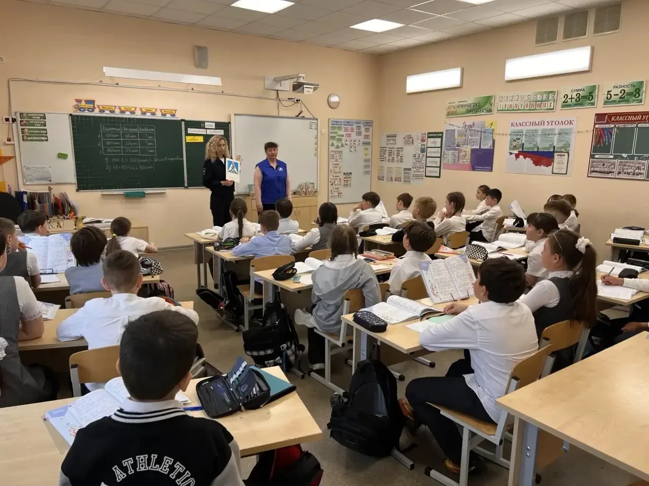 🚦 Сотрудники ГИБДД провели беседу с обучающимися нашей гимназии!  ✅Габитова Алина Валериановна- стар