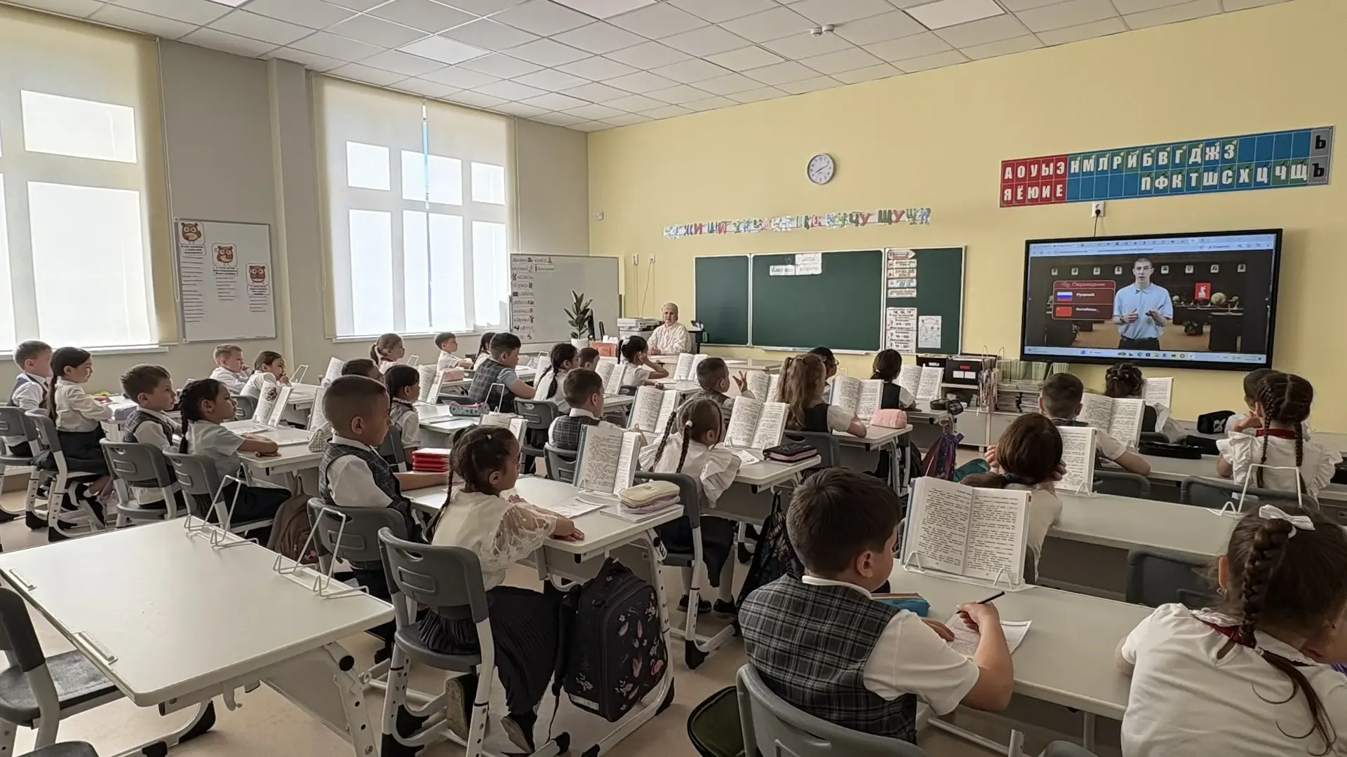 🇷🇺В понедельник, 18 мая 2026 г. новая учебная неделя в нашей гимназии началась традиционно с исполне