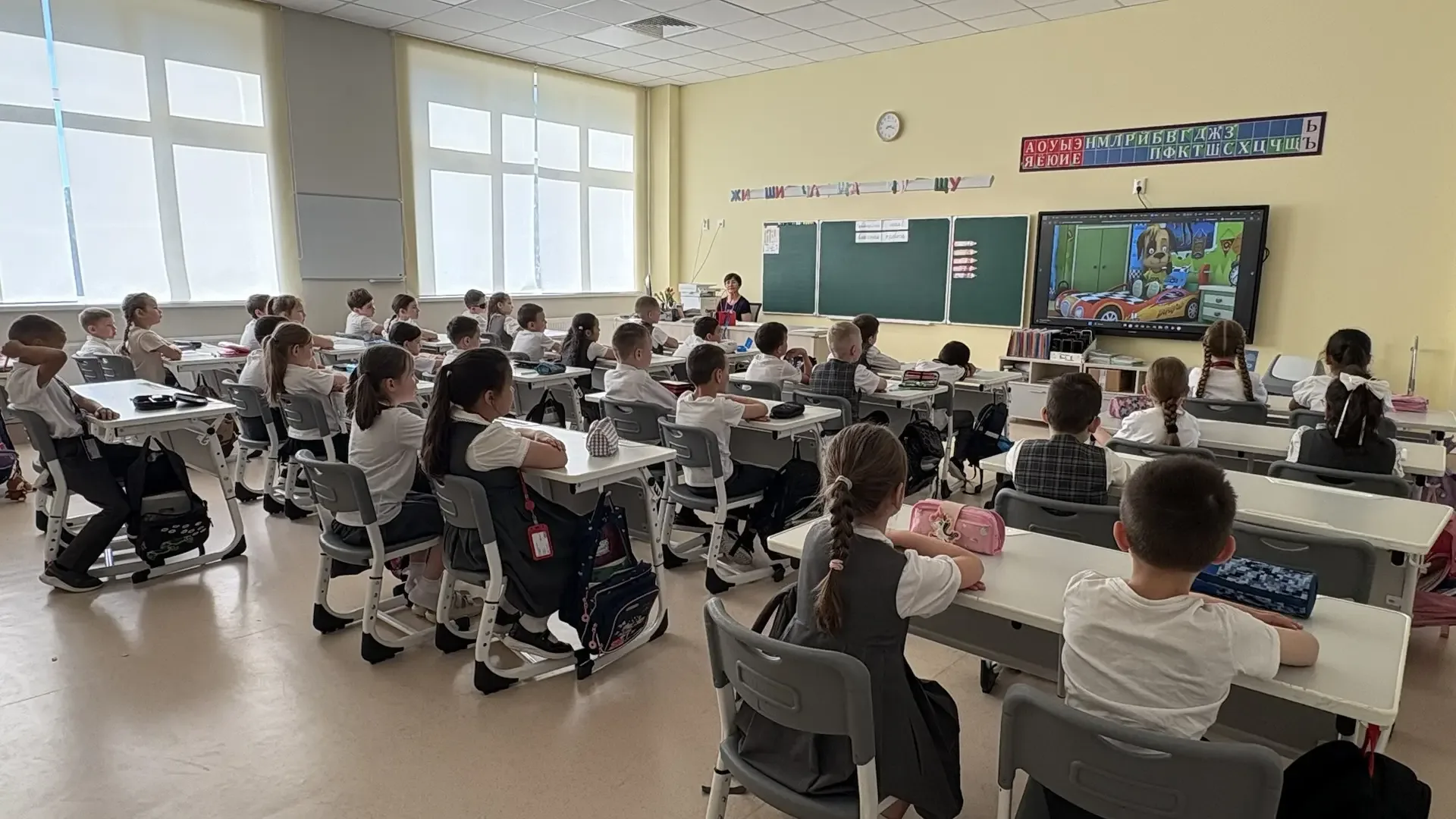 🇷🇺В понедельник, 18 мая 2026 г. новая учебная неделя в нашей гимназии началась традиционно с исполне
