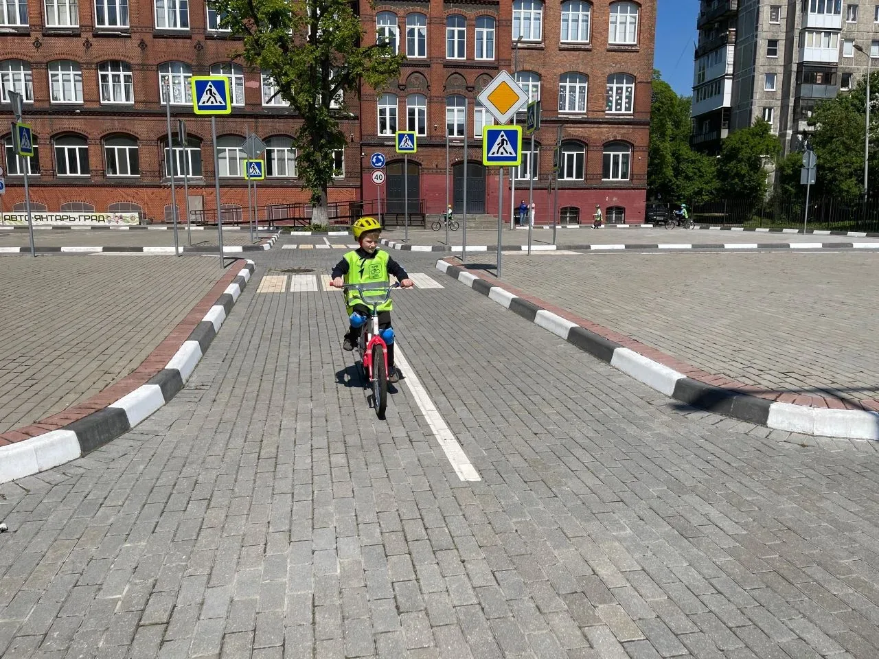 🚦ШКОЛА «БЕЗОПАСНОСТЬ В ДВИЖЕНИИ»🚦  ✅Мастер-класс в школе безопасности посетили ученики МАОУ лицей 35