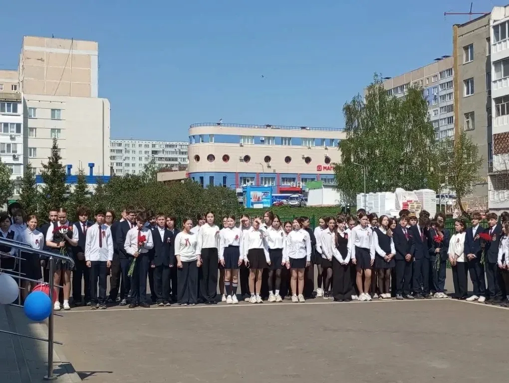 Сегодня, накануне Дня Победы, в нашей школе прошли торжественные линейки, посвящённые 81‑й годовщине