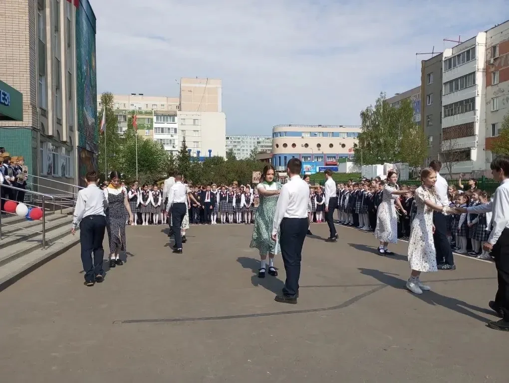 Сегодня, накануне Дня Победы, в нашей школе прошли торжественные линейки, посвящённые 81‑й годовщине