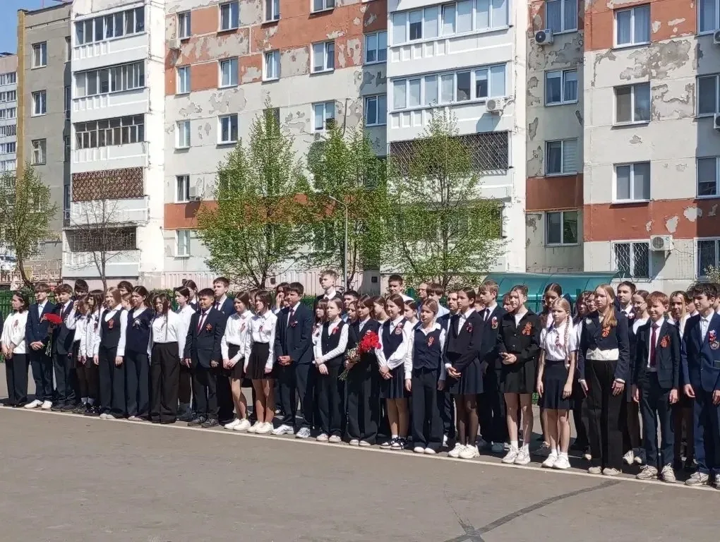 Сегодня, накануне Дня Победы, в нашей школе прошли торжественные линейки, посвящённые 81‑й годовщине