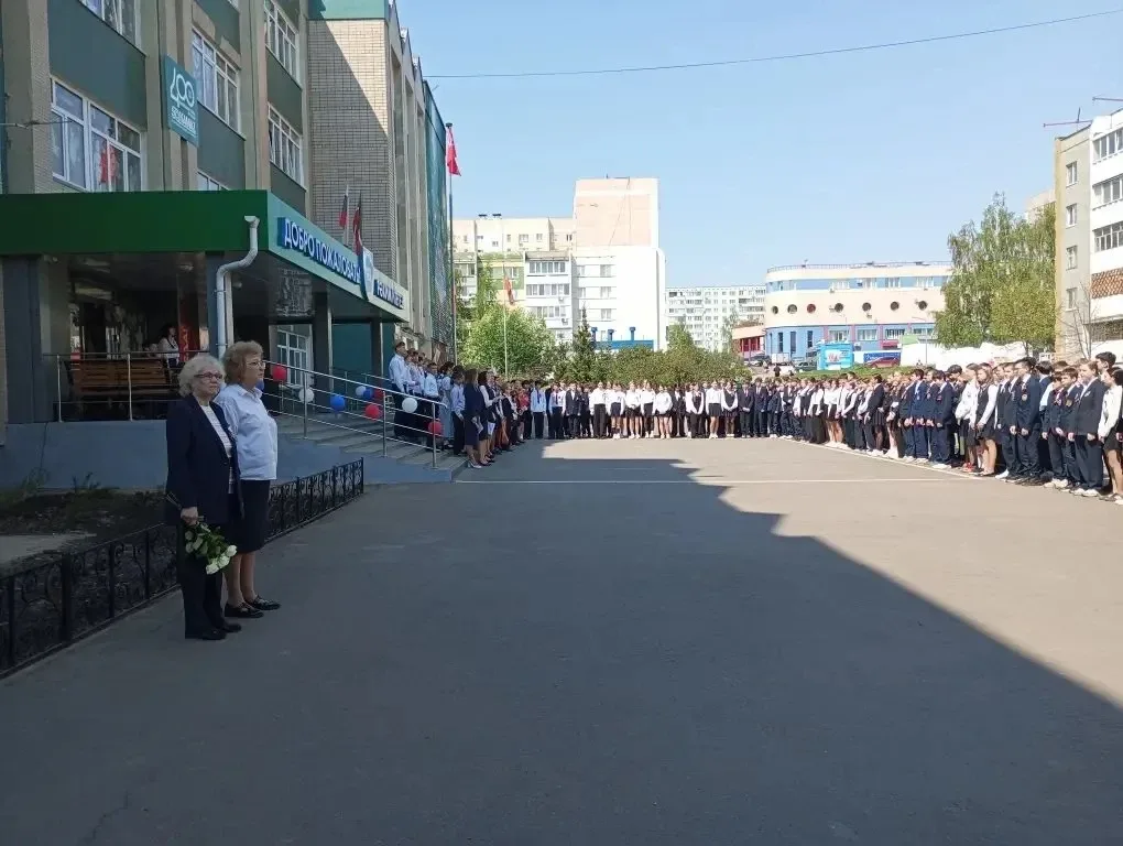 Сегодня, накануне Дня Победы, в нашей школе прошли торжественные линейки, посвящённые 81‑й годовщине