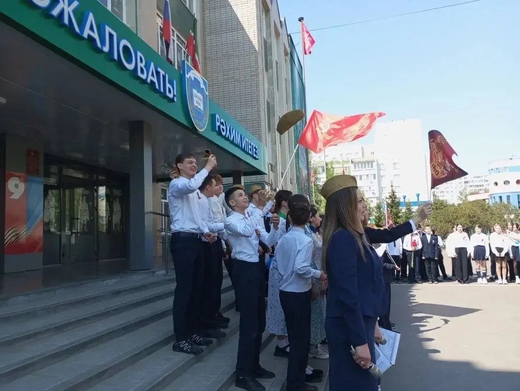 Сегодня, накануне Дня Победы, в нашей школе прошли торжественные линейки, посвящённые 81‑й годовщине
