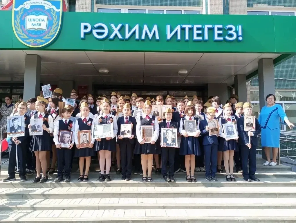 Сегодня, накануне Дня Победы, в нашей школе прошли торжественные линейки, посвящённые 81‑й годовщине