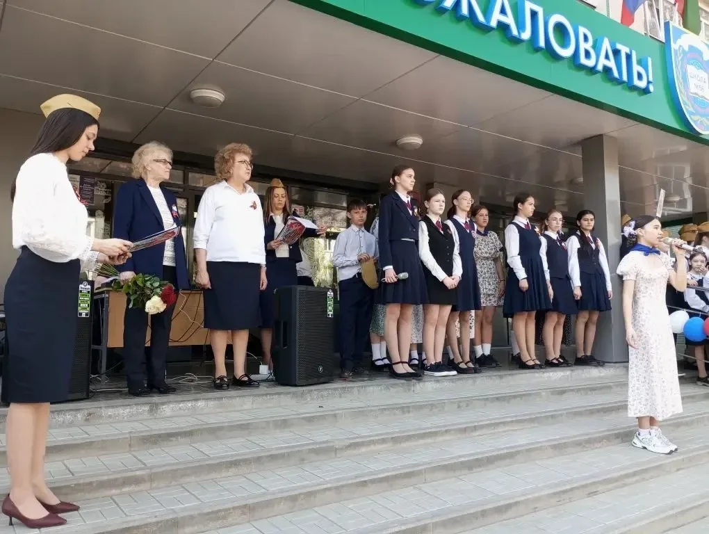 Сегодня, накануне Дня Победы, в нашей школе прошли торжественные линейки, посвящённые 81‑й годовщине
