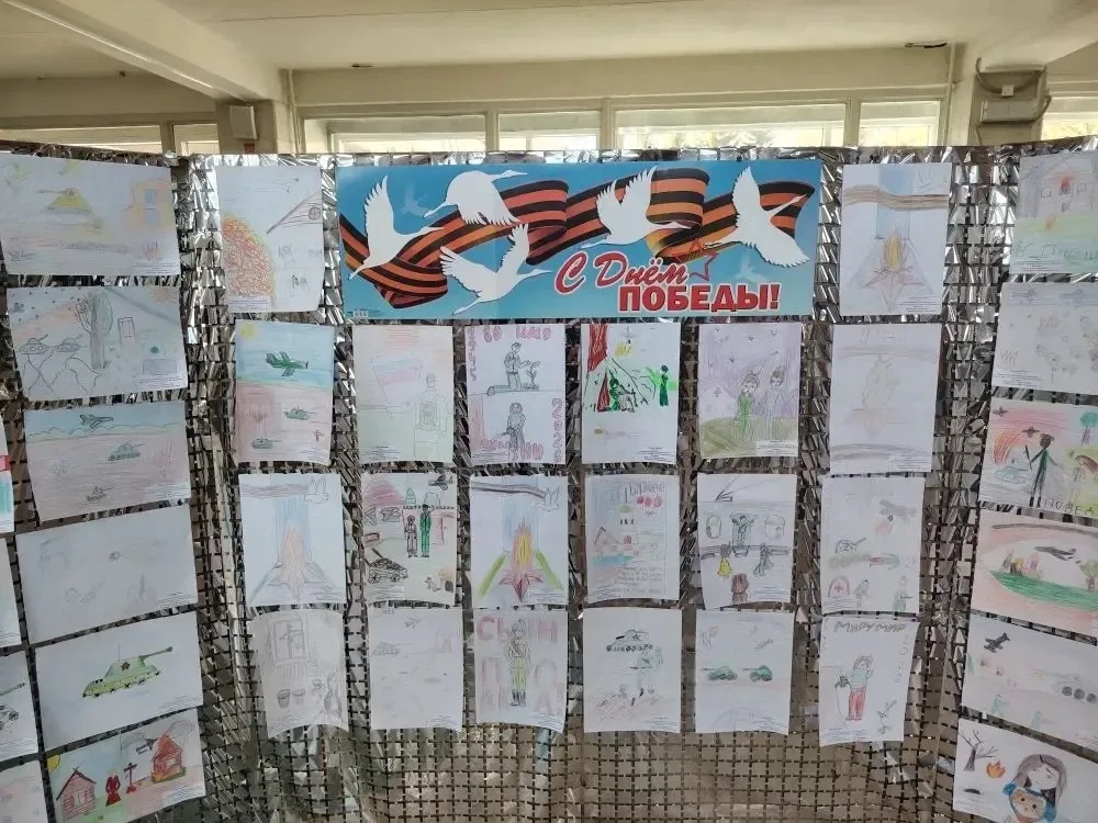 На железнодорожном вокзале нашего города успешно завершилась выставка рисунков, созданных учениками 
