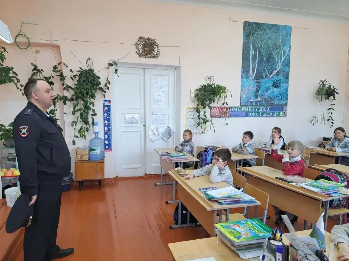 Профилактическая беседа с инспектором ГИБДД: готовимся к безопасным каникулам!  В преддверии летних 