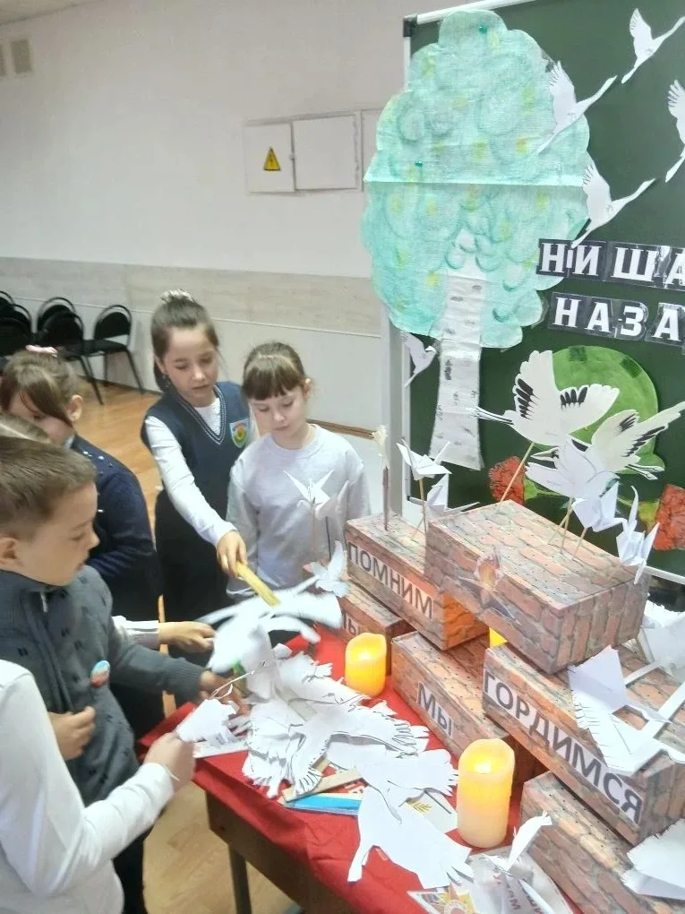 6 мая  в актовом зале школы состоялись премьерные показы Мини-спектакля "Чтобы Помнили".  По заверше