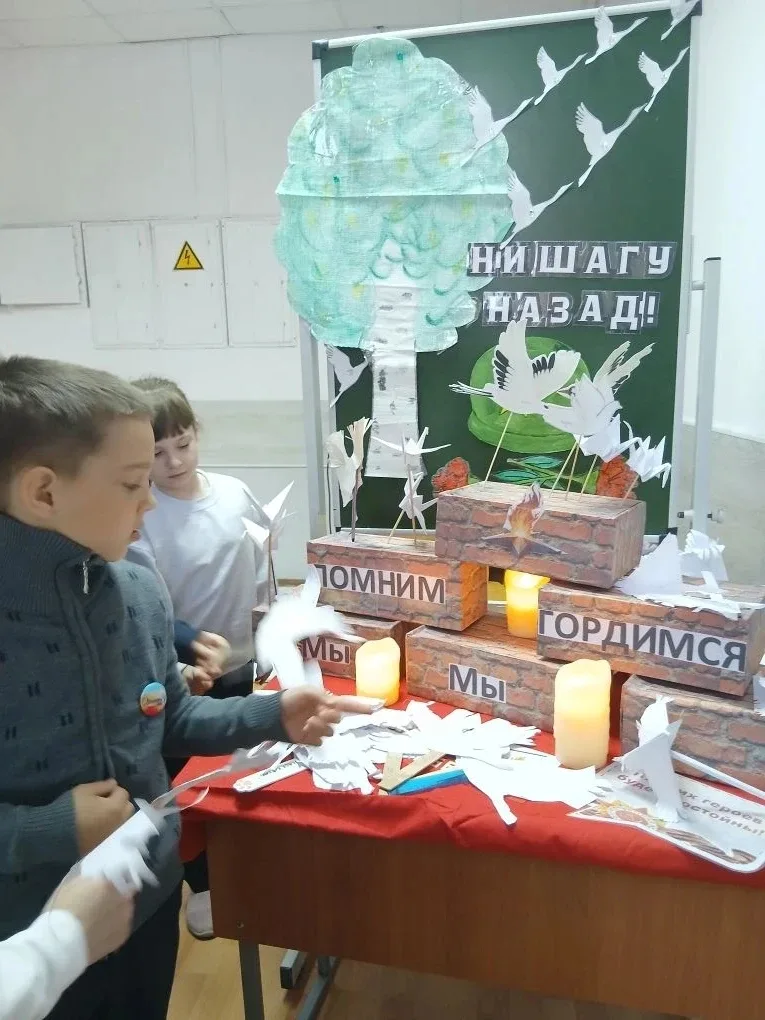 6 мая  в актовом зале школы состоялись премьерные показы Мини-спектакля "Чтобы Помнили".  По заверше