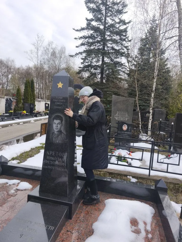 🎖️ Наследники Победы: 8В класс привёл в порядок памятник Н. Ф. Кретова!🎖️  Сегодня у наших ребят из 