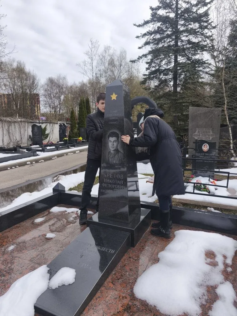 🎖️ Наследники Победы: 8В класс привёл в порядок памятник Н. Ф. Кретова!🎖️  Сегодня у наших ребят из 