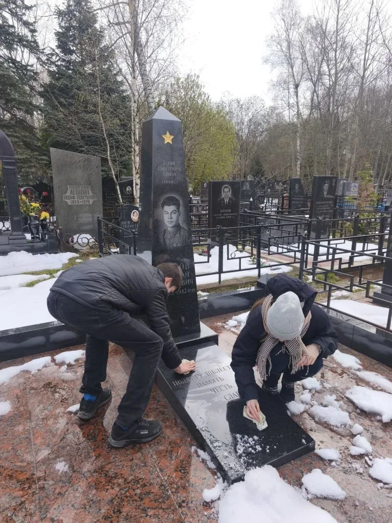🎖️ Наследники Победы: 8В класс привёл в порядок памятник Н. Ф. Кретова!🎖️  Сегодня у наших ребят из 