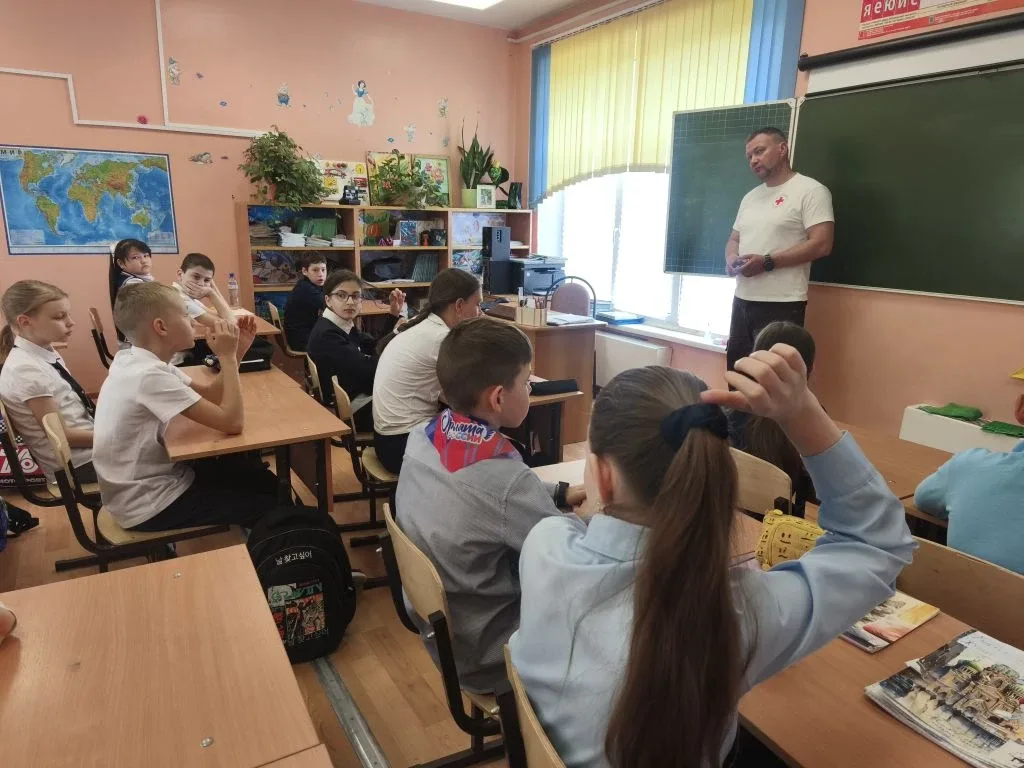 🩹 Важные навыки — в надёжных руках: 4В класс учится оказывать первую помощь!🚑  Сегодня в  4В классе 