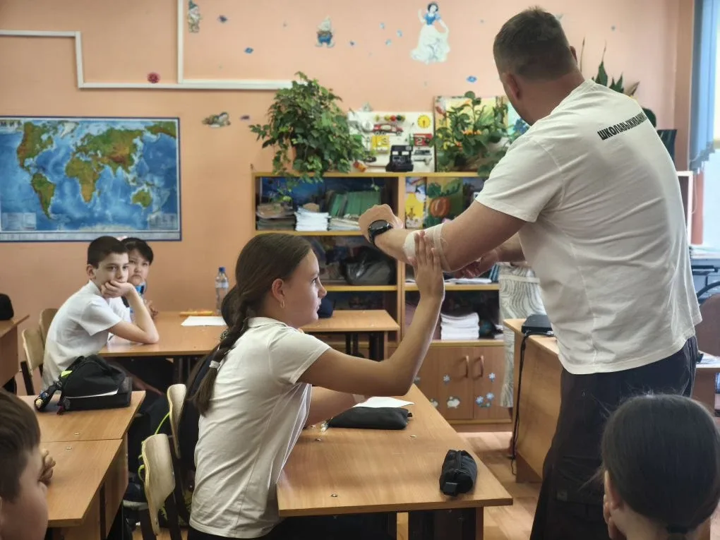 🩹 Важные навыки — в надёжных руках: 4В класс учится оказывать первую помощь!🚑  Сегодня в  4В классе 