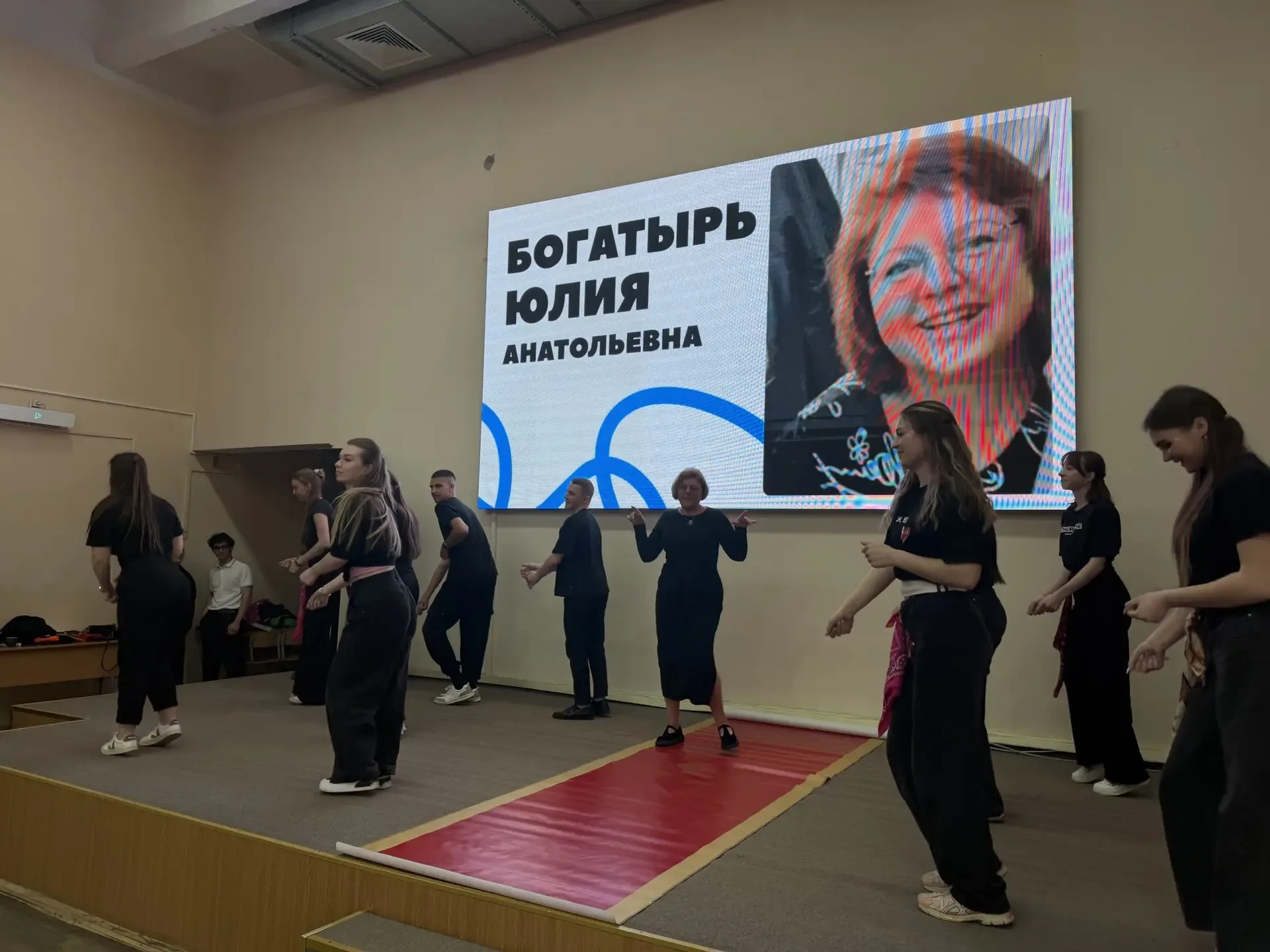В ГИМНАЗИИ ВПЕРВЫЕ ПРОШЁЛ КАПУСТНИК ДЛЯ ВЫПУСКНЫХ КЛАССОВ 15 мая в актовом зале состоялось уникально