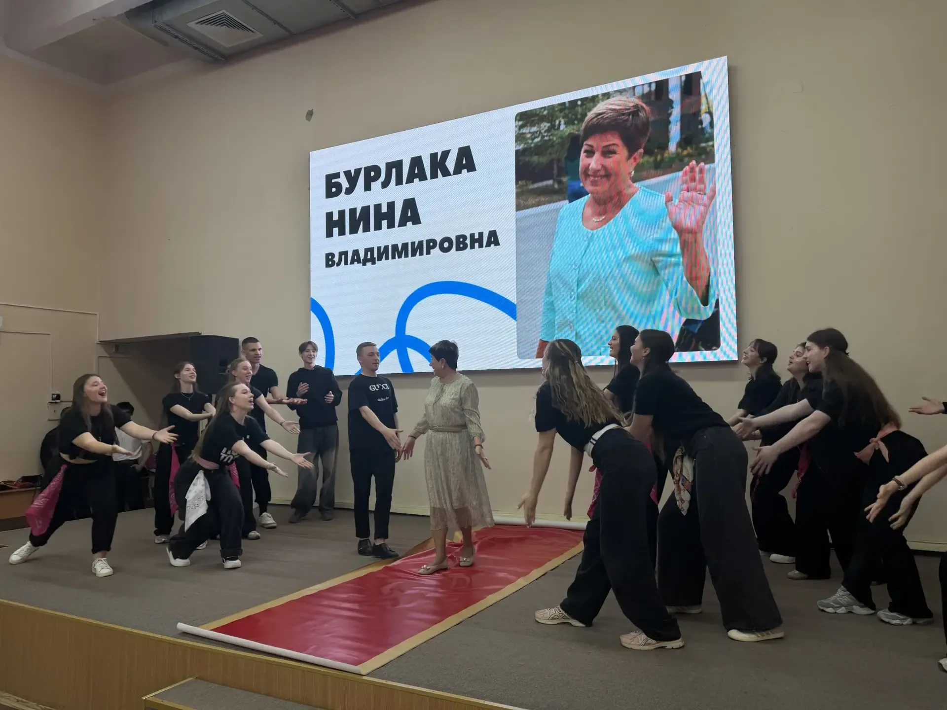 В ГИМНАЗИИ ВПЕРВЫЕ ПРОШЁЛ КАПУСТНИК ДЛЯ ВЫПУСКНЫХ КЛАССОВ 15 мая в актовом зале состоялось уникально