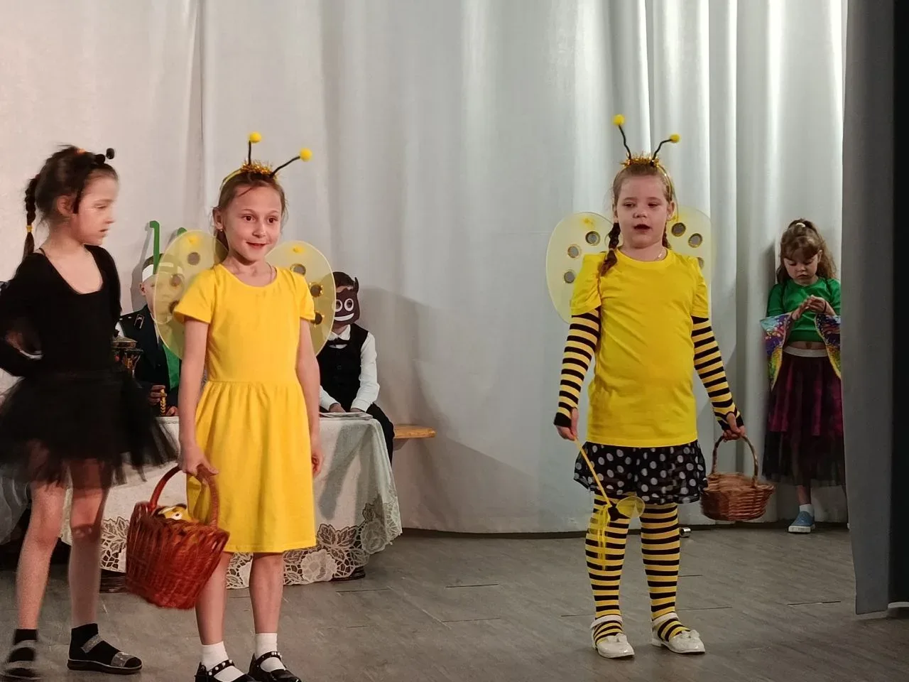 Сегодня состоялась премьера в школьном театре "Конфетти". Юные артисты, ученики 1А класса Центра обр