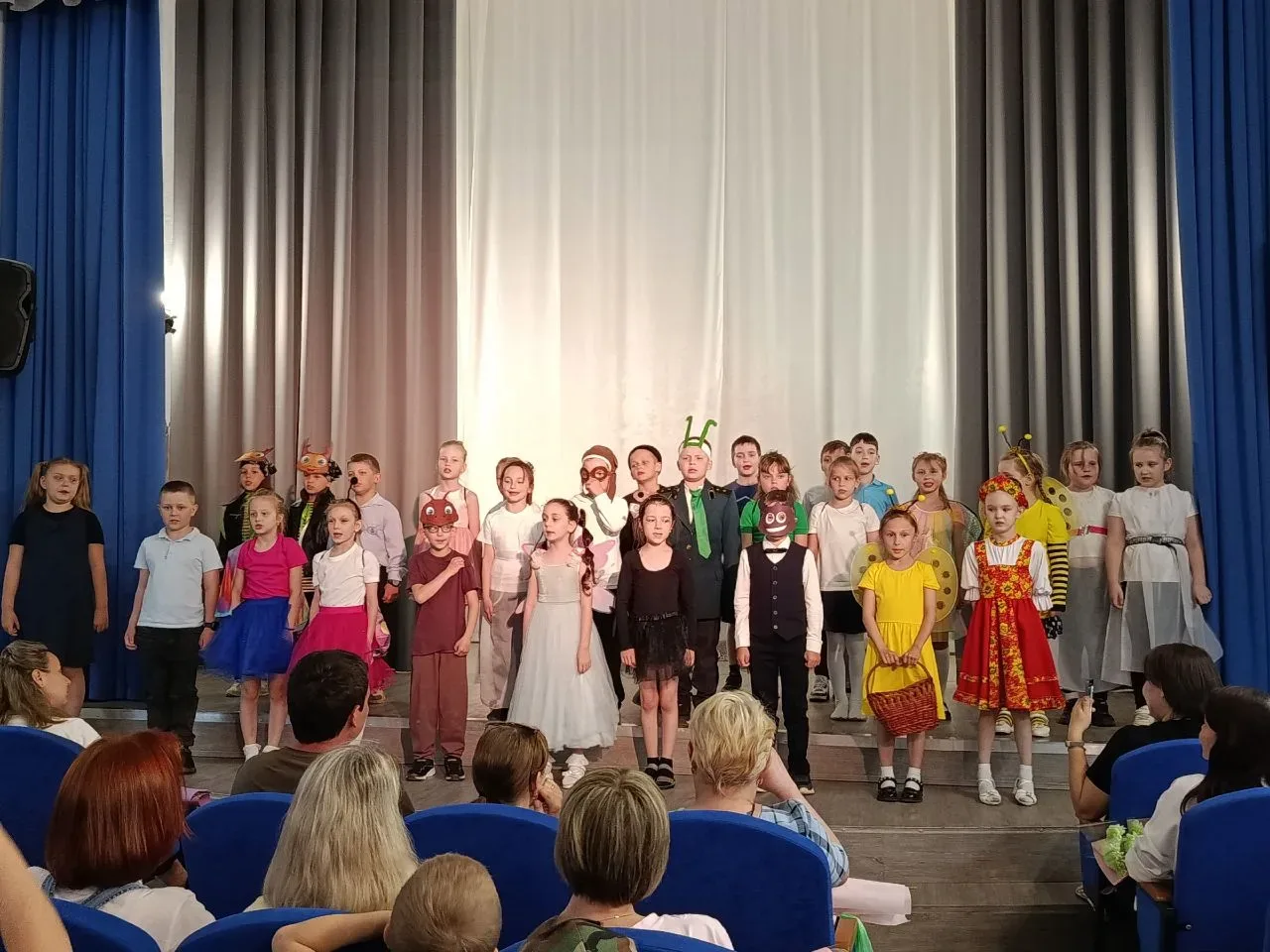 Сегодня состоялась премьера в школьном театре "Конфетти". Юные артисты, ученики 1А класса Центра обр