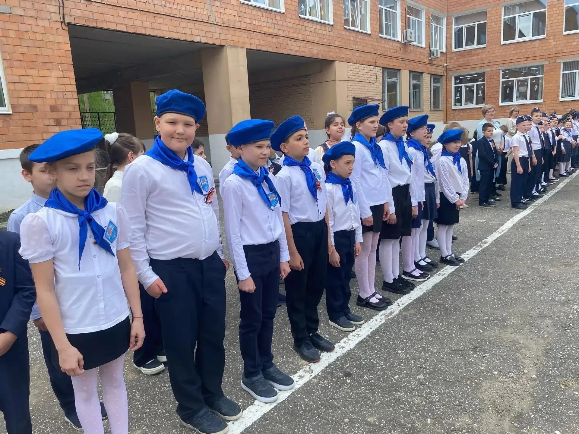🇷🇺 Смотр строя и песни 🇷🇺       📌 8 мая в нашей школе состоялся традиционный Смотр строя и песни, по