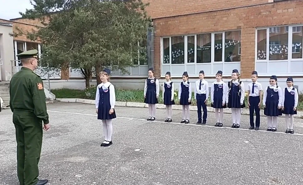 🇷🇺 Смотр строя и песни 🇷🇺       📌 8 мая в нашей школе состоялся традиционный Смотр строя и песни, по