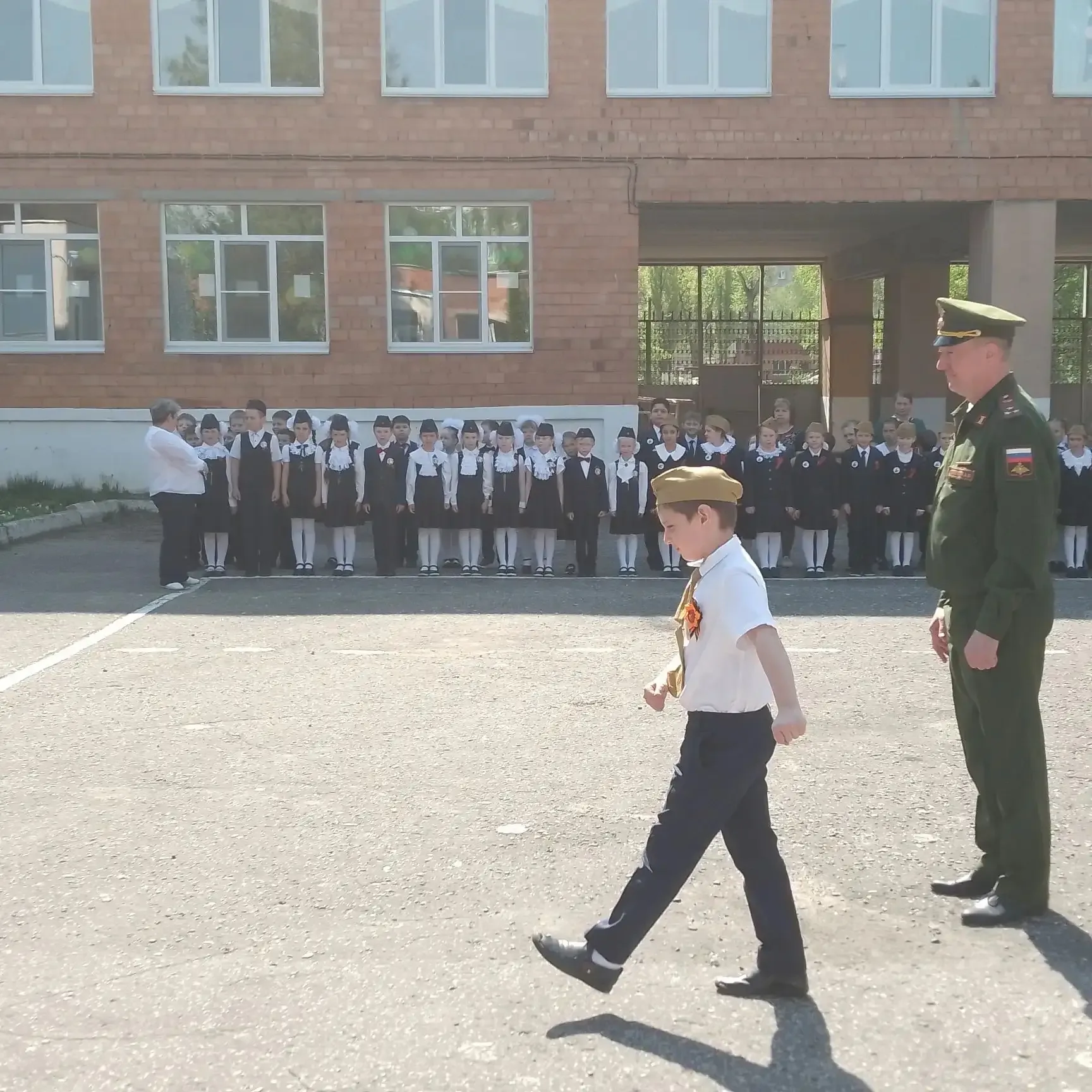 🇷🇺 Смотр строя и песни 🇷🇺       📌 8 мая в нашей школе состоялся традиционный Смотр строя и песни, по
