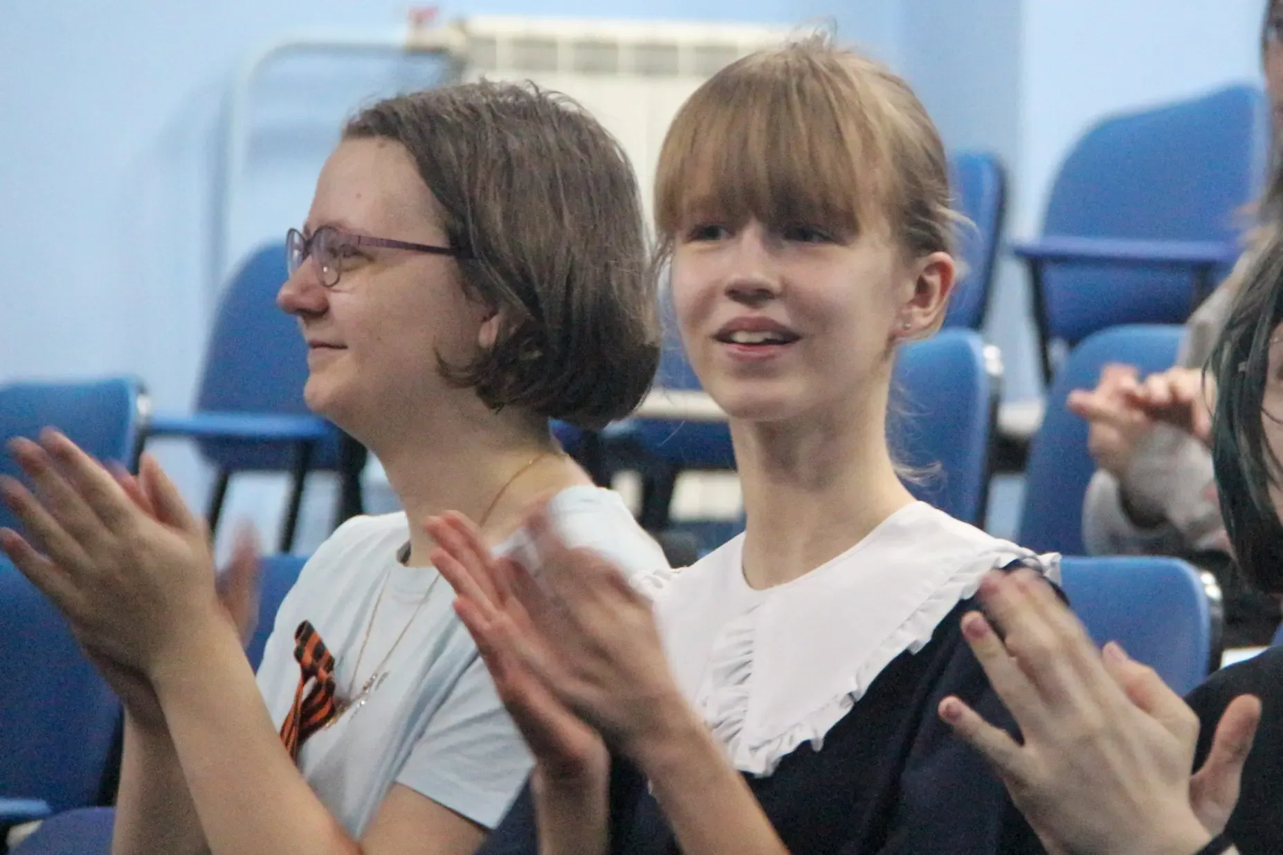Гимназия исполняет душевные песни ко дню Победы 🧡  В пятницу, 8 мая, в 14:00 в актовом зале старшей 