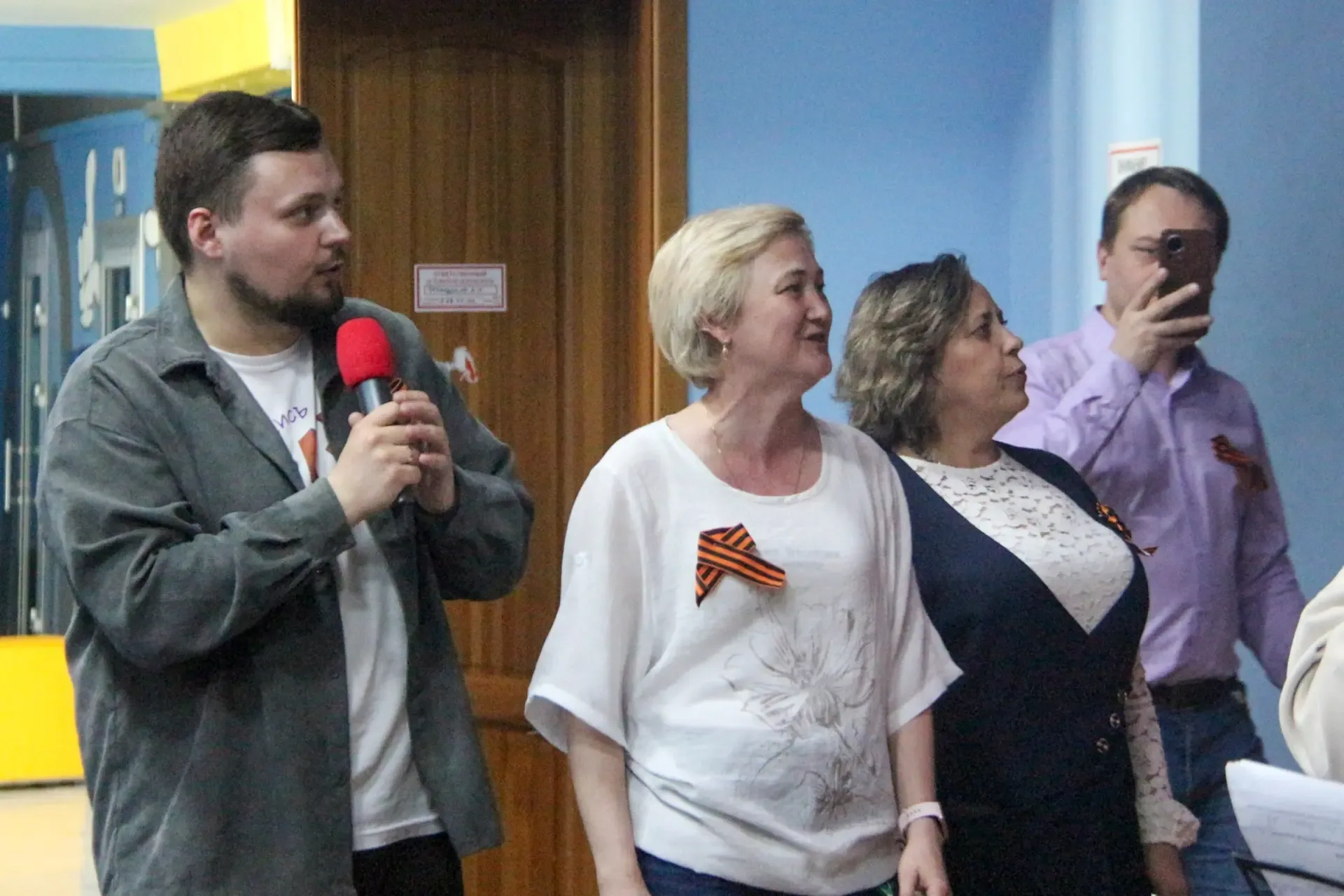 Гимназия исполняет душевные песни ко дню Победы 🧡  В пятницу, 8 мая, в 14:00 в актовом зале старшей 