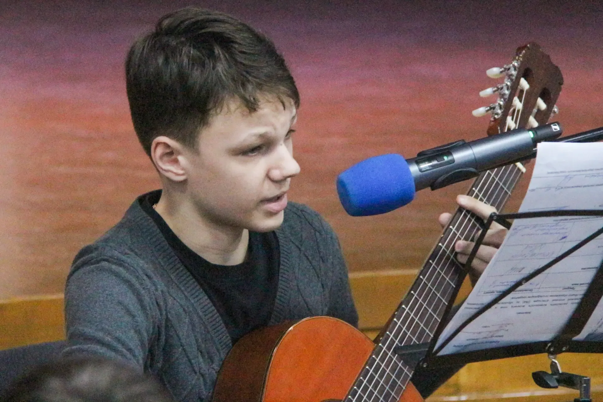 Гимназия исполняет душевные песни ко дню Победы 🧡  В пятницу, 8 мая, в 14:00 в актовом зале старшей 