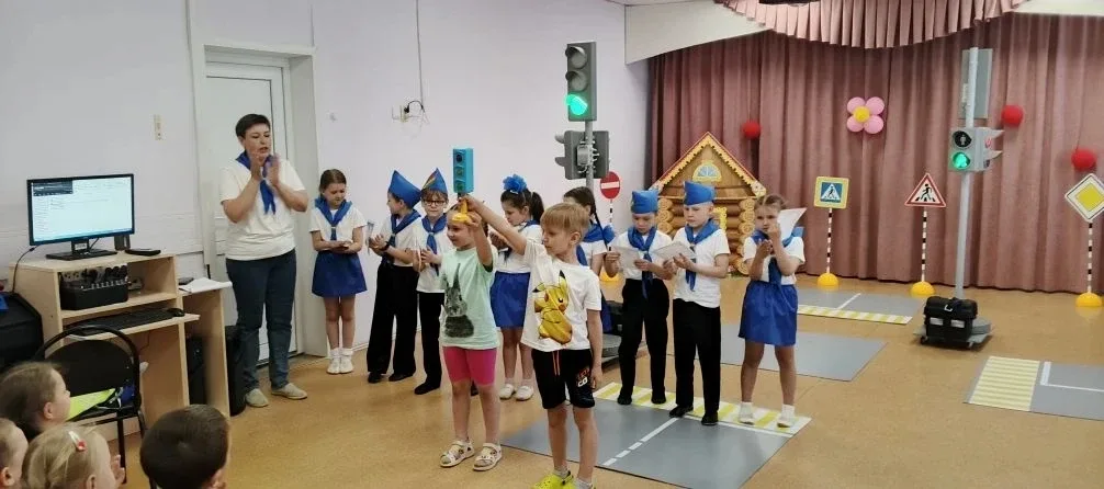 򹠠Выпускной урок в отряде ЮПИД: юные помощники инспекторов поделились знаниями! 🚦 В Центре развития р