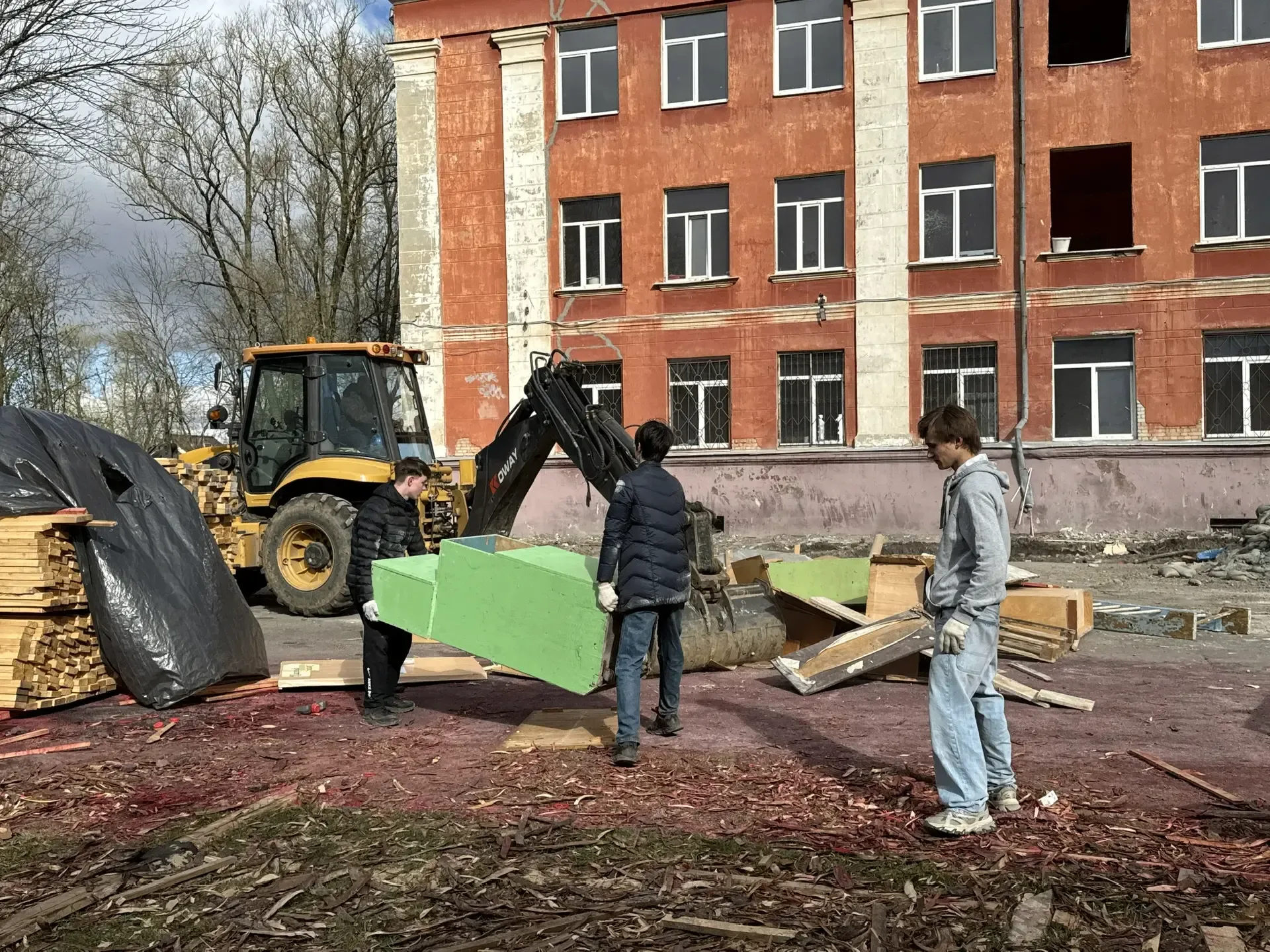 🌷 Мы открыли май вместе!  В первый день мая педагоги и воспитанники дружно собрались у родной школы 