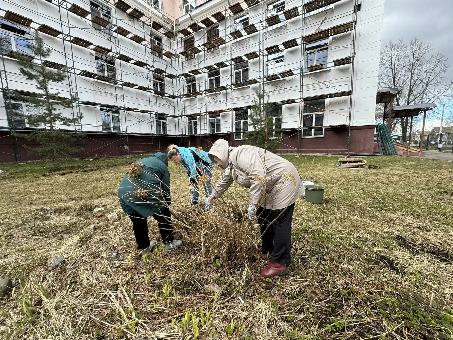 🌷 Мы открыли май вместе!  В первый день мая педагоги и воспитанники дружно собрались у родной школы 