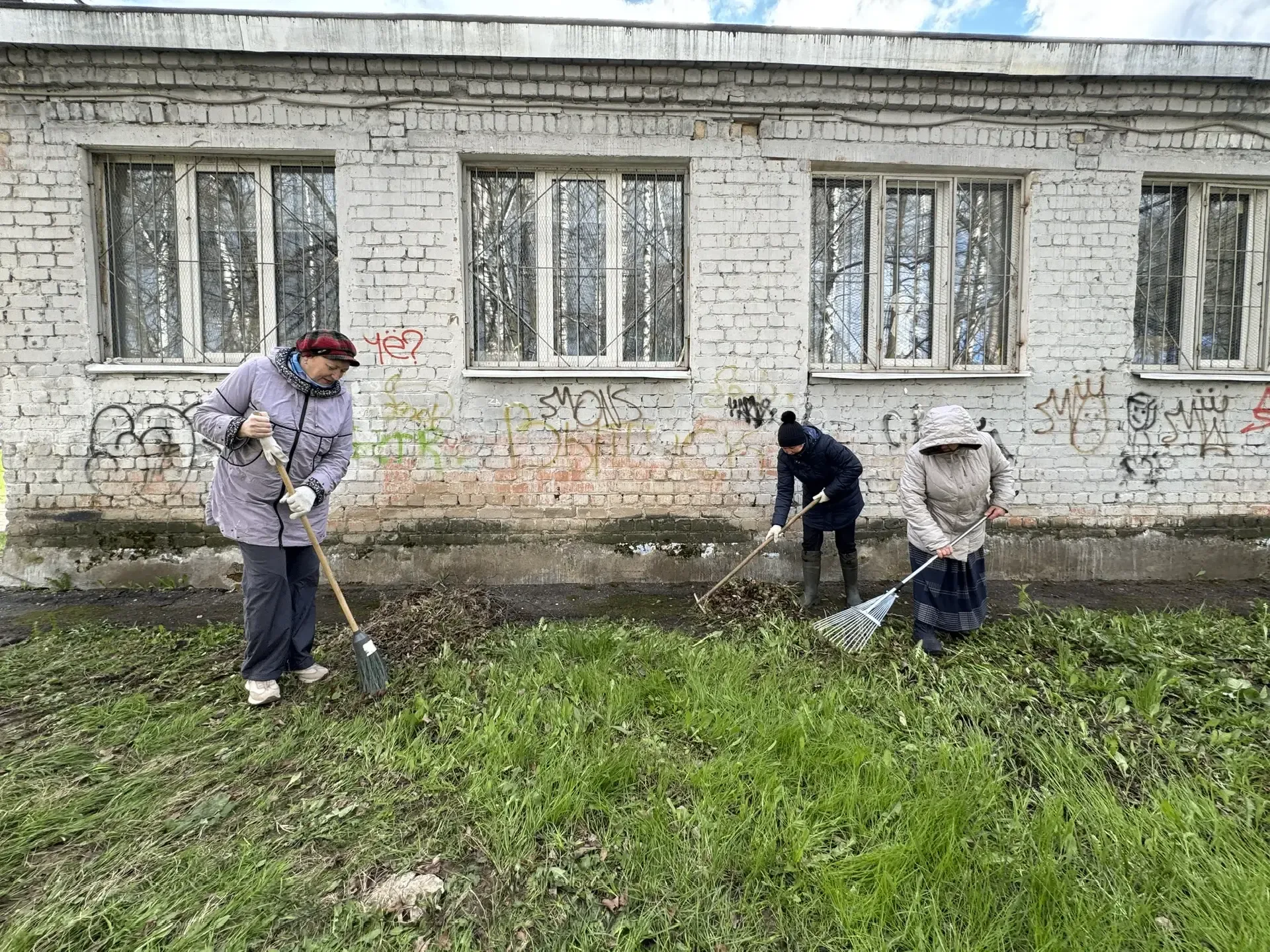 🌷 Мы открыли май вместе!  В первый день мая педагоги и воспитанники дружно собрались у родной школы 