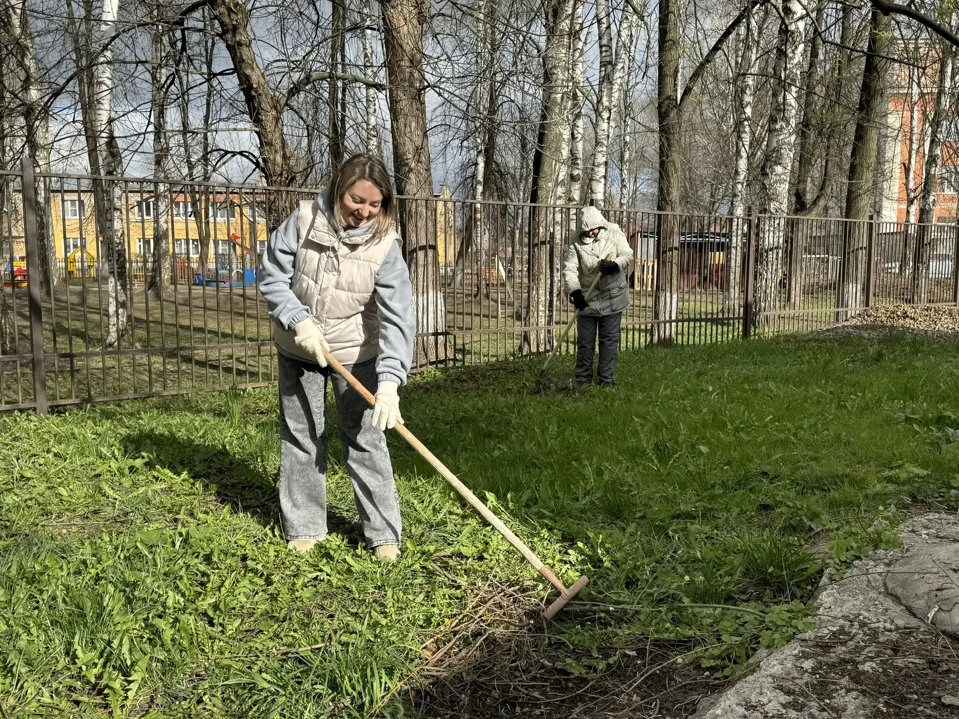 🌷 Мы открыли май вместе!  В первый день мая педагоги и воспитанники дружно собрались у родной школы 